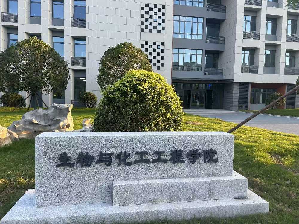 连南县扬州职业大学体育场高杆灯项目